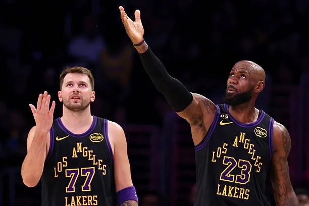 b体育官网-MacMahon：詹姆斯在湖人像后座乘客，球队已进入东契奇时代