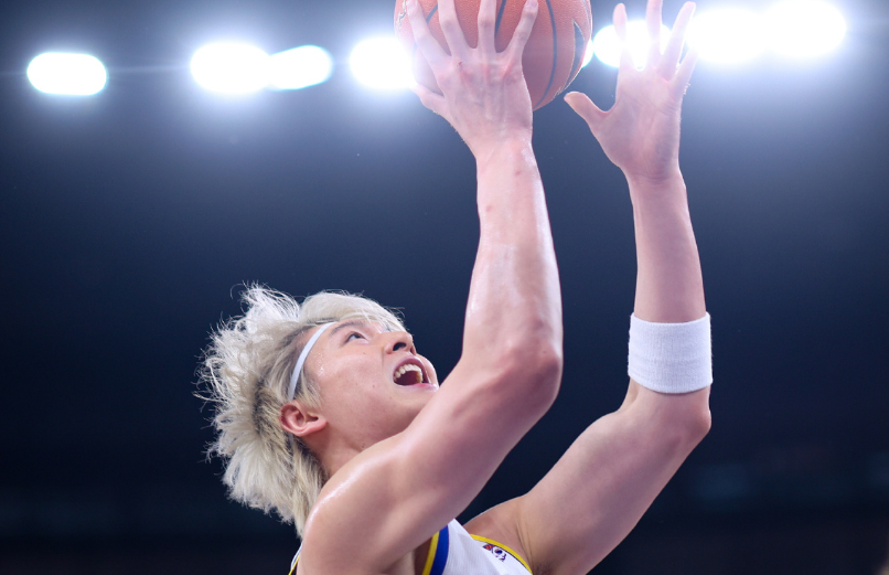 b体育官网-上海丢扳平三分遭浙江逆转终结4连胜 王哲林14+7张镇麟仅5分